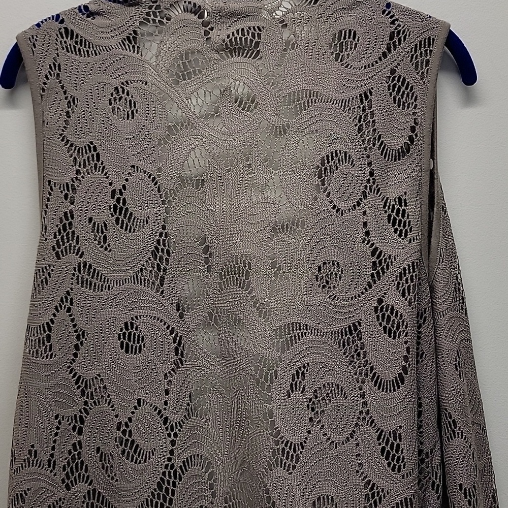 CHICO'S TAUPE CROCHET CUT-OUT ASYMMETRICAL LIGHTWEIGHT VEST - Picture 11 of 13